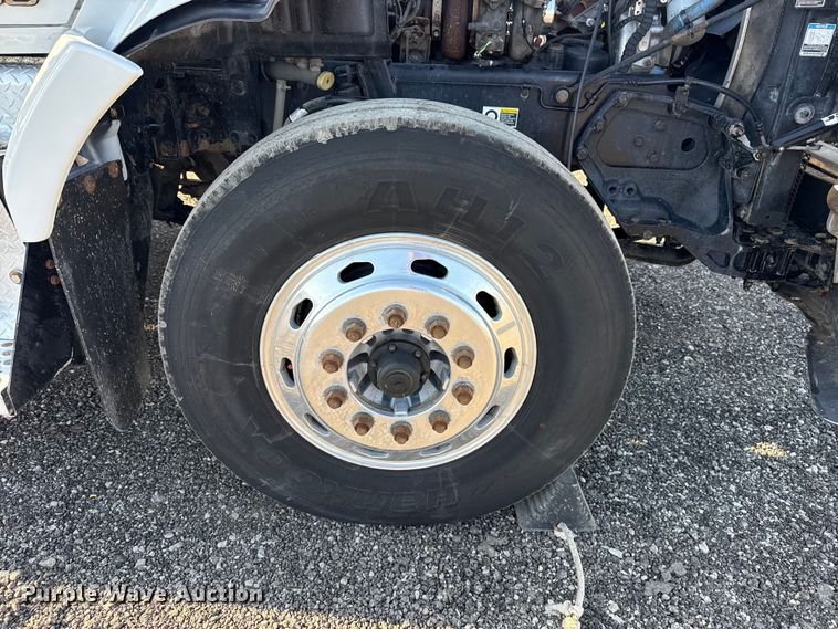 image for item EG8897 2016 Kenworth T880 semi truck