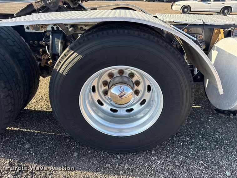 image for item EG8897 2016 Kenworth T880 semi truck