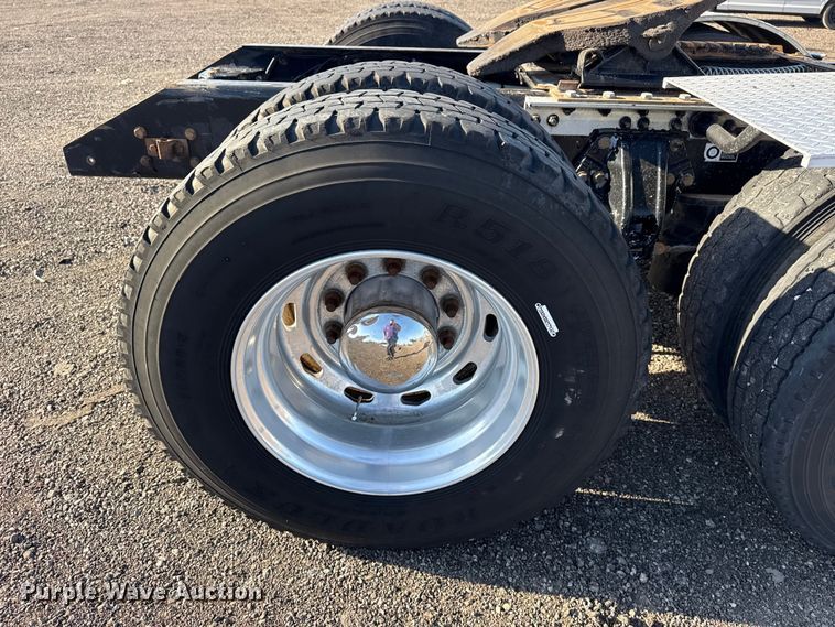 image for item EG8897 2016 Kenworth T880 semi truck