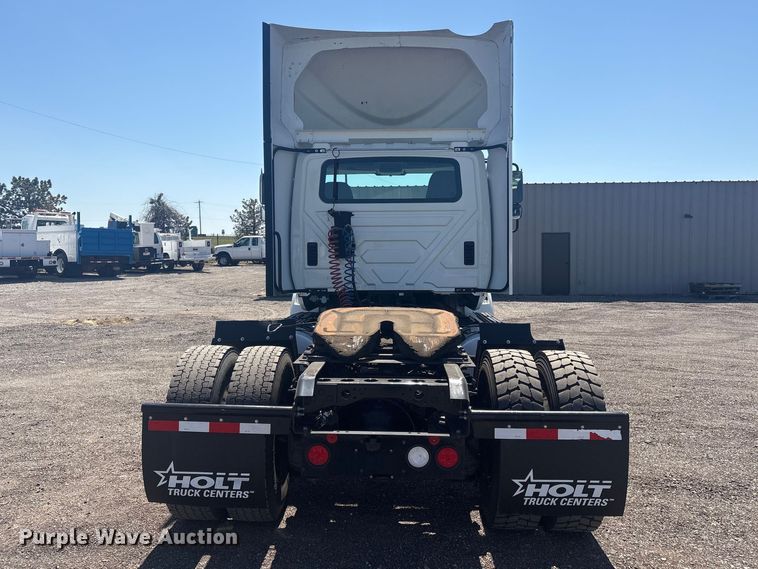 image for item EG8911 2017 International 8600 SBA semi truck