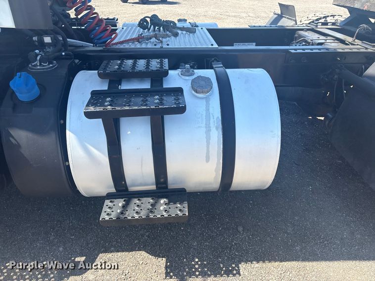 image for item EG8911 2017 International 8600 SBA semi truck