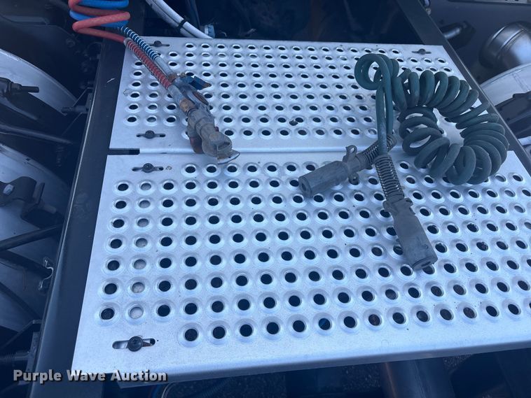 image for item EG8911 2017 International 8600 SBA semi truck