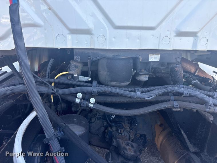 image for item EG8911 2017 International 8600 SBA semi truck