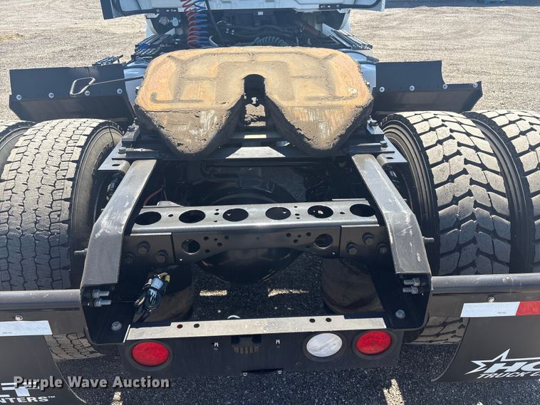 image for item EG8911 2017 International 8600 SBA semi truck