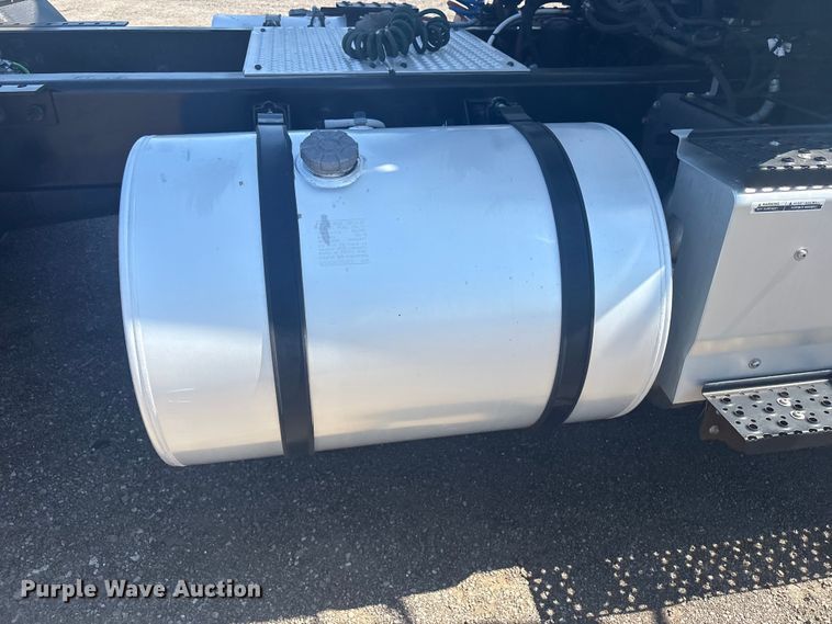 image for item EG8911 2017 International 8600 SBA semi truck