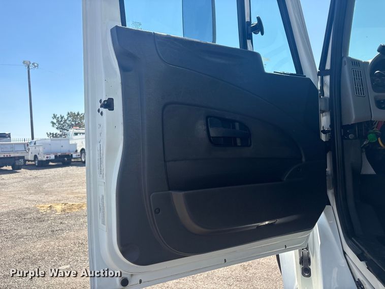 image for item EG8911 2017 International 8600 SBA semi truck