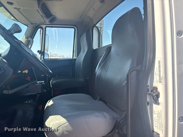 image for item EG8911 2017 International 8600 SBA semi truck