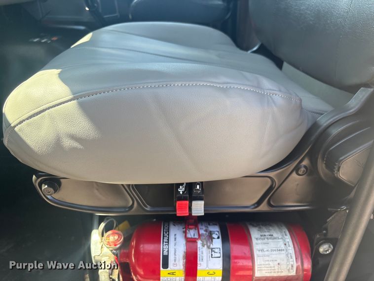 image for item EG8911 2017 International 8600 SBA semi truck