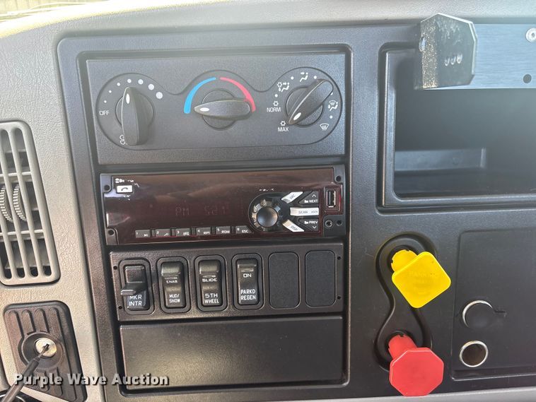 image for item EG8911 2017 International 8600 SBA semi truck