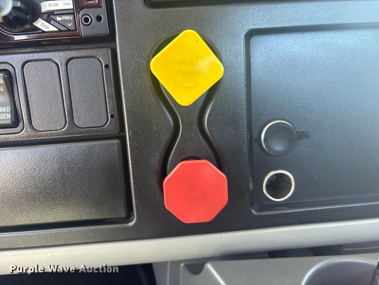 image for item EG8911 2017 International 8600 SBA semi truck