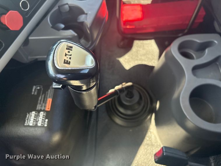 image for item EG8911 2017 International 8600 SBA semi truck