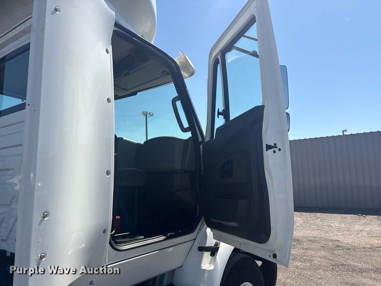 image for item EG8911 2017 International 8600 SBA semi truck