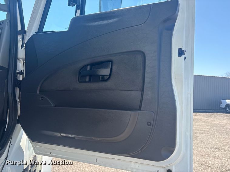 image for item EG8911 2017 International 8600 SBA semi truck