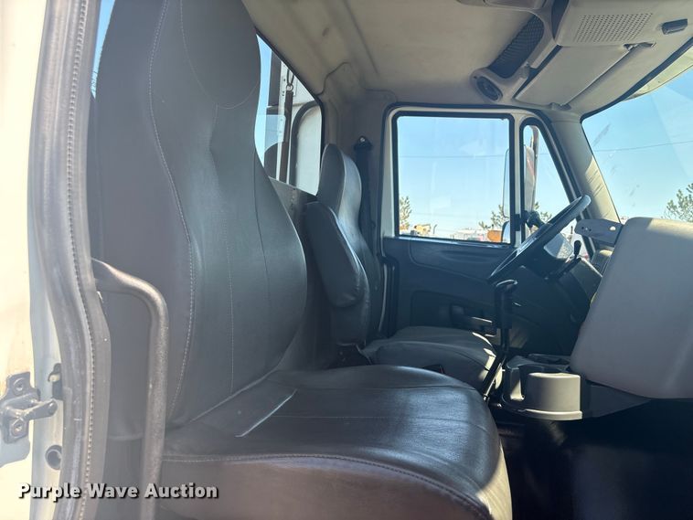 image for item EG8911 2017 International 8600 SBA semi truck