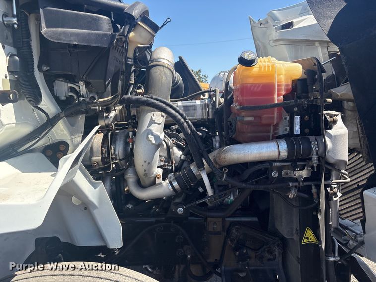 image for item EG8911 2017 International 8600 SBA semi truck