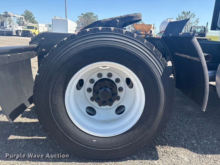 image for item EG8911 2017 International 8600 SBA semi truck