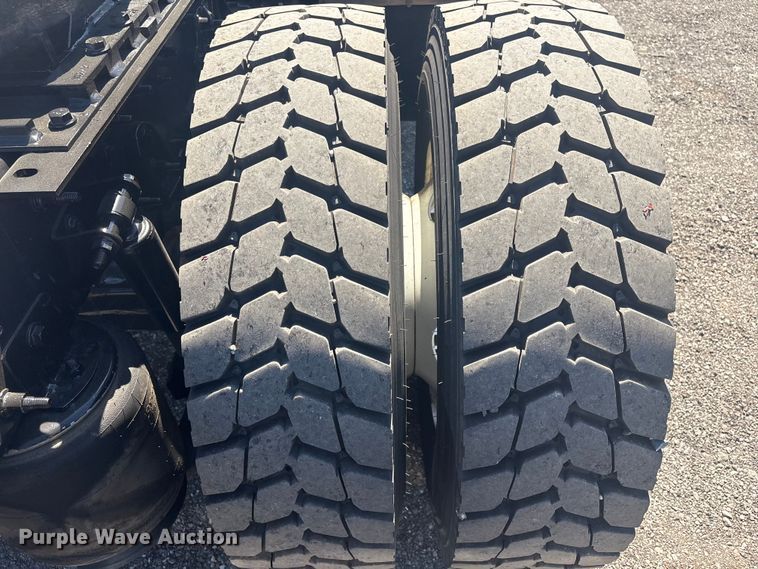 image for item EG8911 2017 International 8600 SBA semi truck