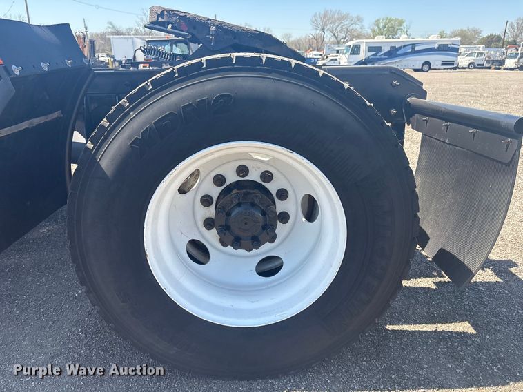 image for item EG8911 2017 International 8600 SBA semi truck