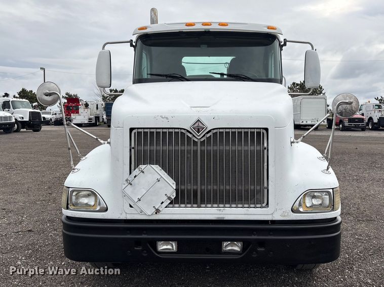 image for item EG8921 2006 International 9400 semi truck