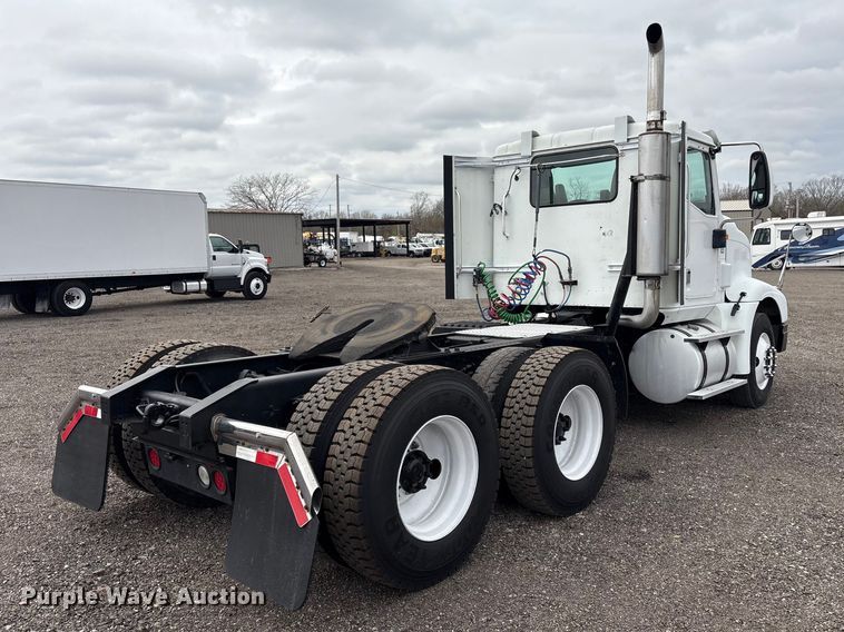image for item EG8921 2006 International 9400 semi truck