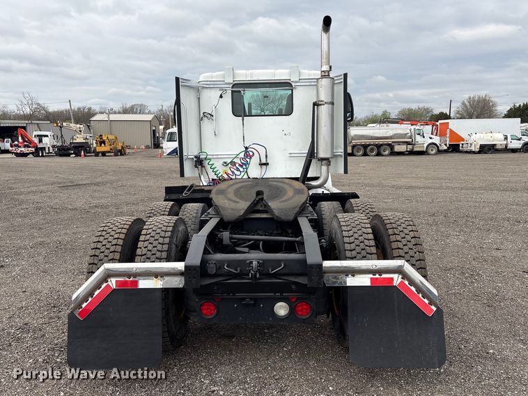 image for item EG8921 2006 International 9400 semi truck