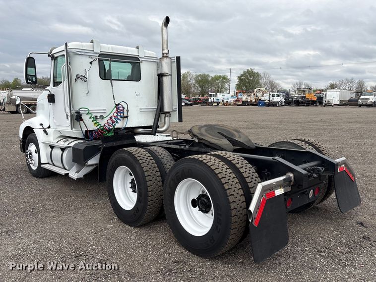 image for item EG8921 2006 International 9400 semi truck