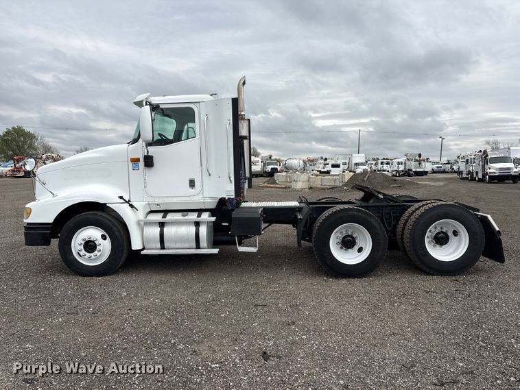 image for item EG8921 2006 International 9400 semi truck