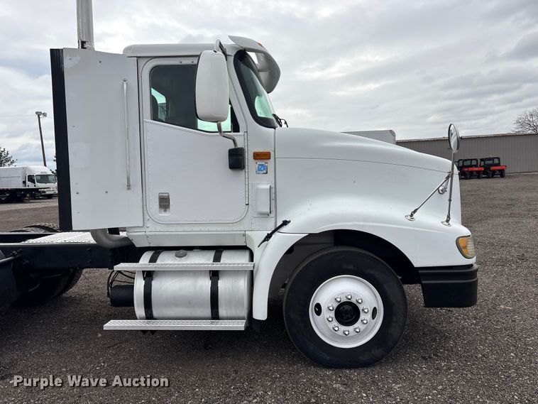 image for item EG8921 2006 International 9400 semi truck