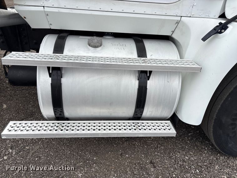 image for item EG8921 2006 International 9400 semi truck