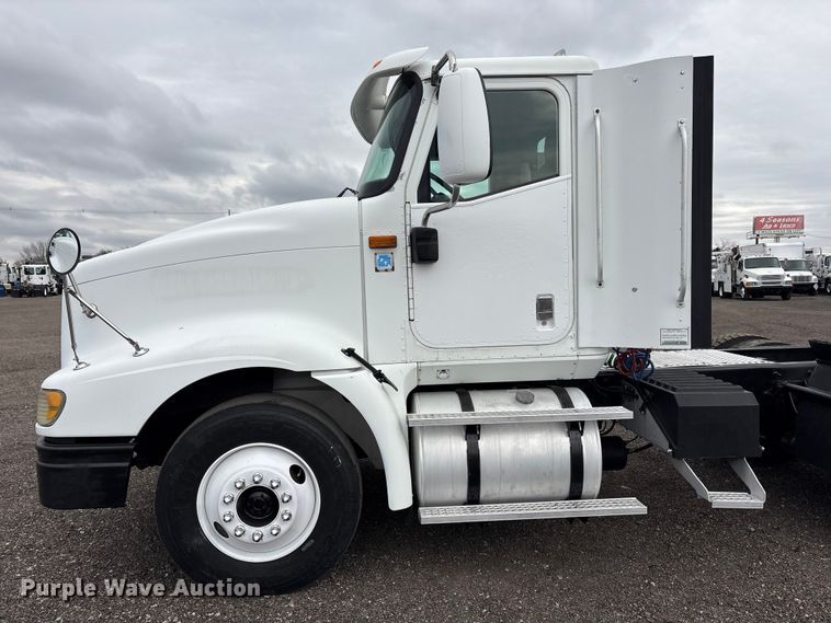 image for item EG8921 2006 International 9400 semi truck