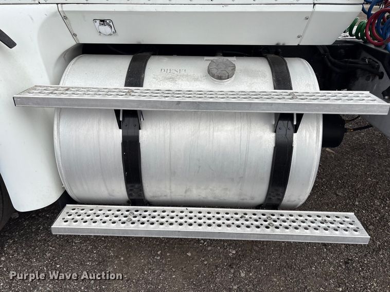 image for item EG8921 2006 International 9400 semi truck