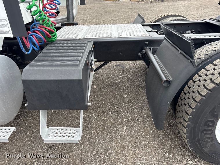 image for item EG8921 2006 International 9400 semi truck