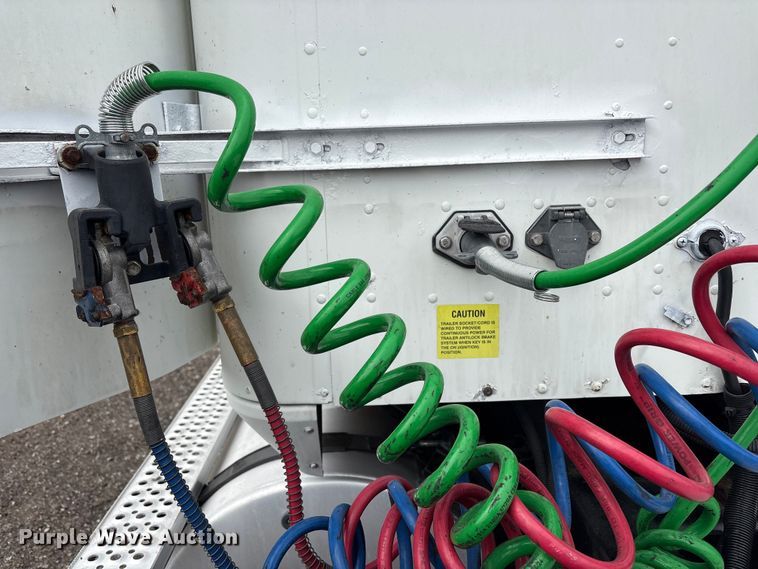 image for item EG8921 2006 International 9400 semi truck