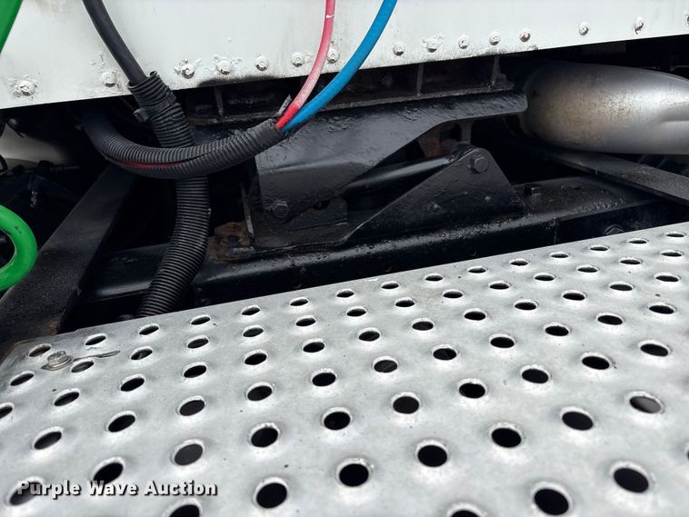 image for item EG8921 2006 International 9400 semi truck