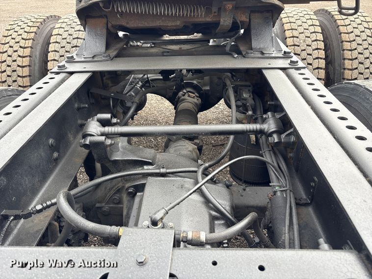 image for item EG8921 2006 International 9400 semi truck