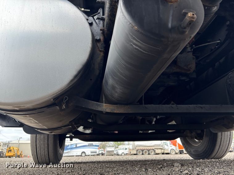 image for item EG8921 2006 International 9400 semi truck