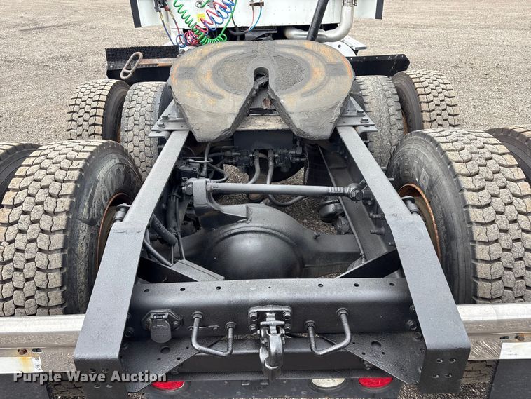 image for item EG8921 2006 International 9400 semi truck