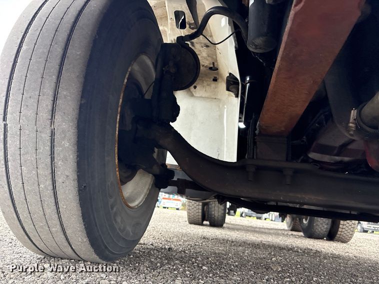 image for item EG8921 2006 International 9400 semi truck