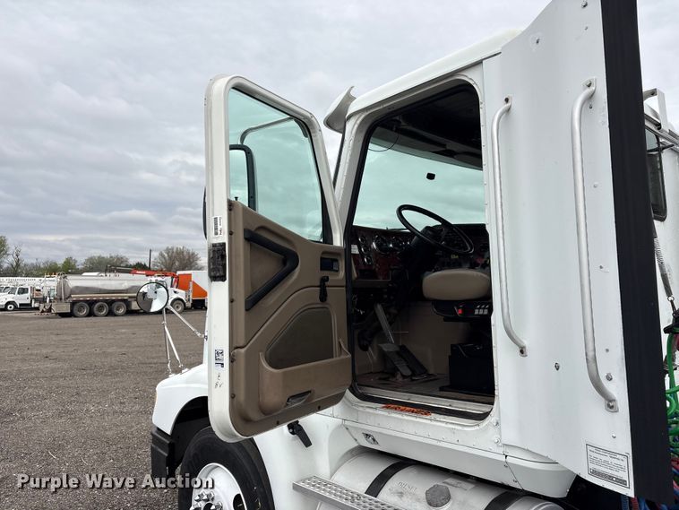 image for item EG8921 2006 International 9400 semi truck