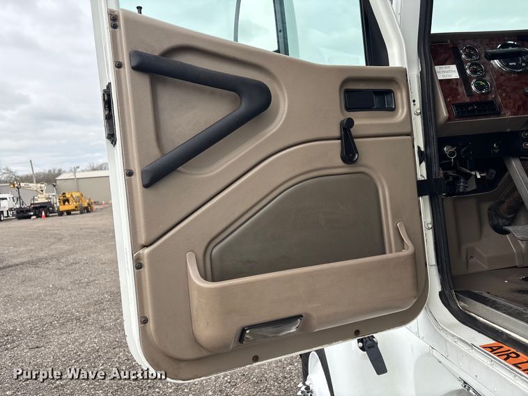 image for item EG8921 2006 International 9400 semi truck