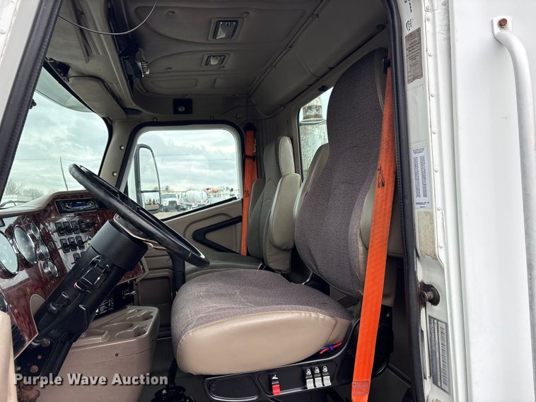 image for item EG8921 2006 International 9400 semi truck