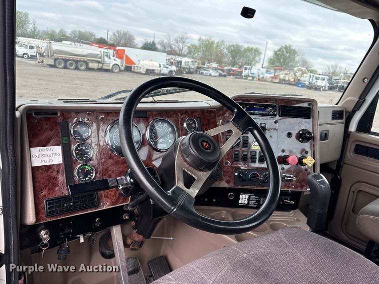 image for item EG8921 2006 International 9400 semi truck