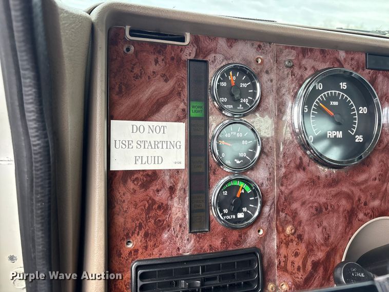 image for item EG8921 2006 International 9400 semi truck