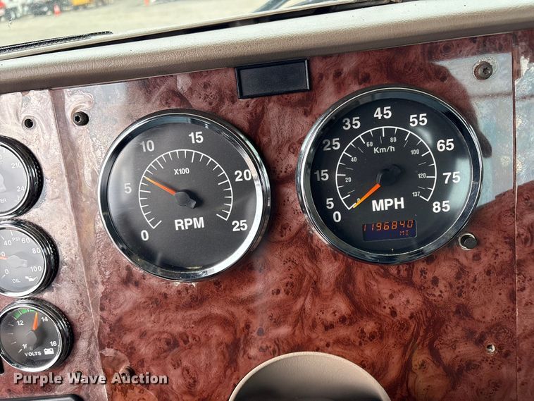 image for item EG8921 2006 International 9400 semi truck