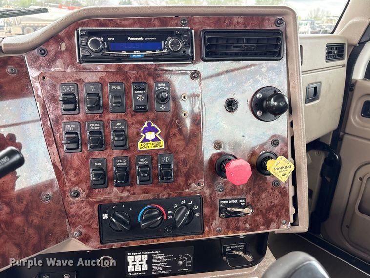 image for item EG8921 2006 International 9400 semi truck