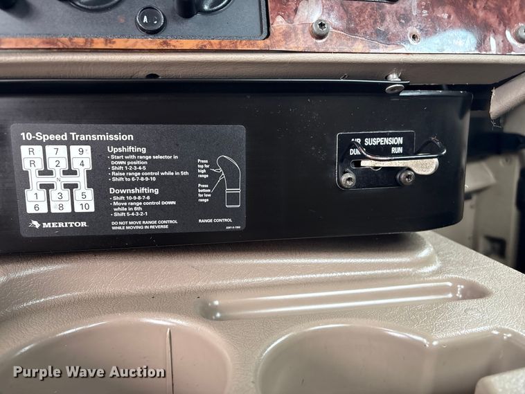 image for item EG8921 2006 International 9400 semi truck