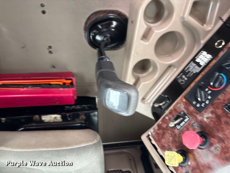 image for item EG8921 2006 International 9400 semi truck