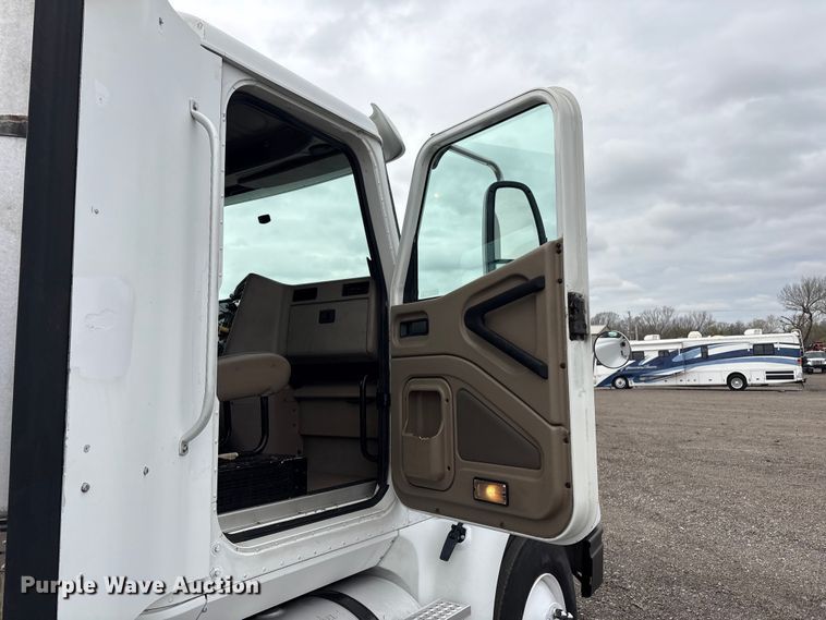 image for item EG8921 2006 International 9400 semi truck