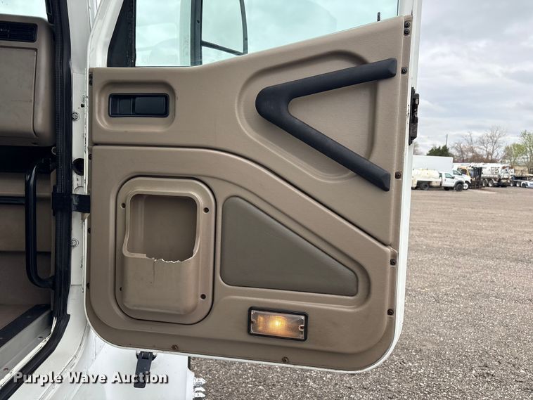 image for item EG8921 2006 International 9400 semi truck