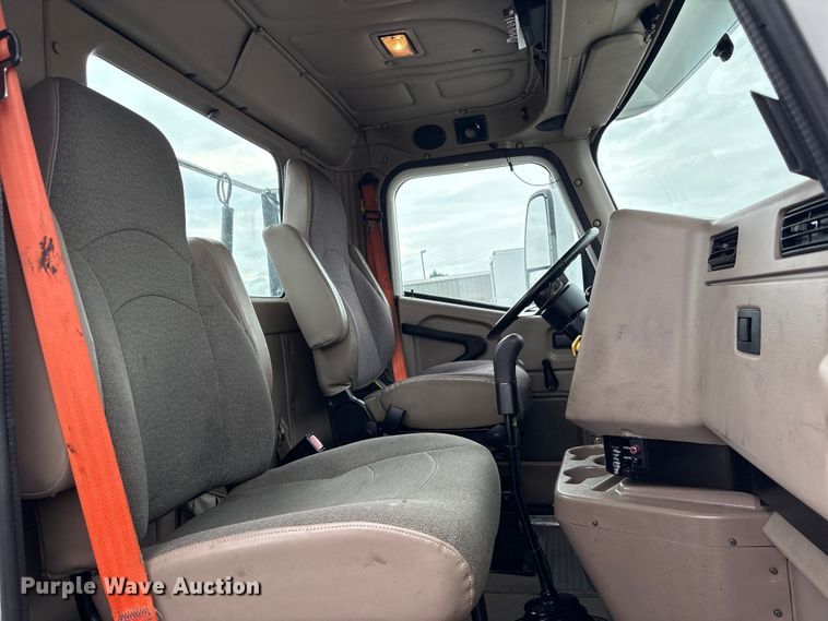 image for item EG8921 2006 International 9400 semi truck